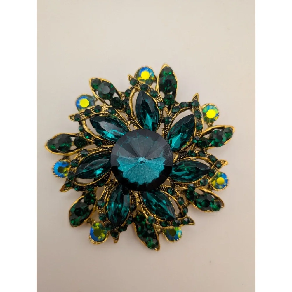 Green Rhinestone Starburst Brooch Pendant Gold Tone Emerald Aurora Borealis 2.75